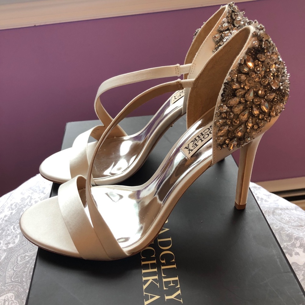 NIB Badgley Mischka embellish Pauline white satin